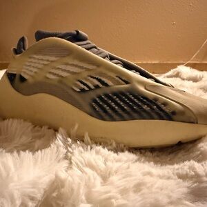 Yeezy 700 V3